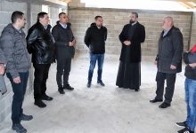 Photo of DOBOJ: Gradonačelnik Jerinić sa poslanicima Petrovićem i Jošićem obišao radove na izgradnji crkvene sale u Šeslijama (VIDEO)