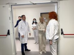 DOBOJ: Čabrićeva posjetila bolnicu Doboj, uručeni paketi za porodilje (FOTO)