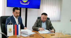 DOBOJ: Potpisan ugovor o prenosu prava svojine nad stanovima u naselju Bare (FOTO)