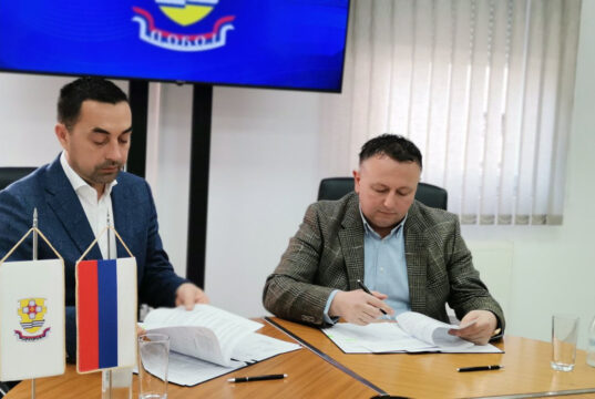 DOBOJ: Potpisan ugovor o prenosu prava svojine nad stanovima u naselju Bare (FOTO)