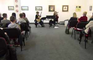 DOBOJ: Publika uživala u koncertu klasične gitare dua Milutinović–Felštinski (FOTO/VIDEO)