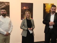 DOBOJ: Otvorena prva samostalna izložba fotografija Severina Todorovića (FOTO/VIDEO)