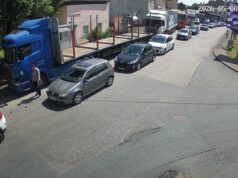 Duga kolona vozila u Gradišci na izlazu iz BiH