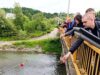DOBOJ: Spuštanjem ruža u Bosnu obilježeno 12 godina od katastrofalnih poplava koje su odnijele 11 života (VIDEO)