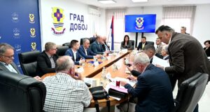 DOBOJ: Potpisan sporazum za realizaciju projekata obnove i izgradnje infrastrukture za izbjegla i raseljena lica; Za tri projekta na području Doboja 880.000 KM (FOTO/VIDEO)